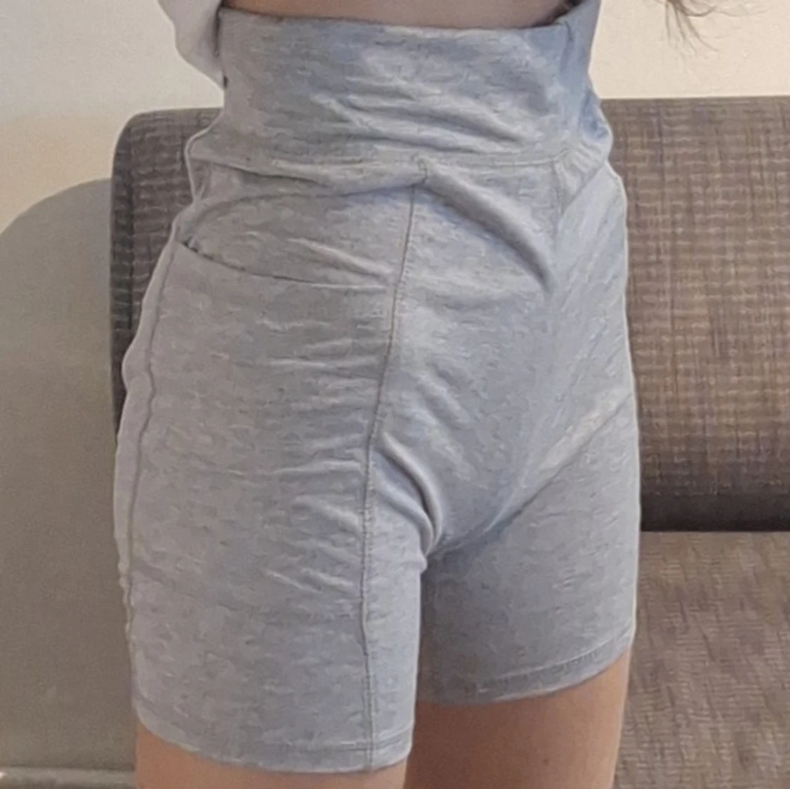 Grå högmidjade träningsshorts