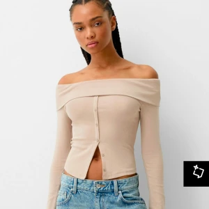 Beige offshoulder topp - Snygg beige offshoulder topp med långa ärmar och knappar framtill. Perfekt för en stilren look. Passar bra till jeans eller kjol. storlek xs aldrig använd❤️