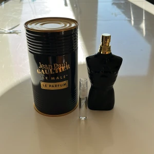 Jean Paul Gaultier Le Male Le Parfum 10 ml - Säljer 10 ml parfym av Jean Paul Gaultier le make le perfume och passar perfekt nu till det kalla vädret.