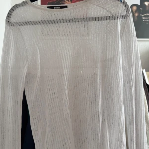 Seetrough tröja - Vit Seetrough tröja från bikbok, använt en gång säljer då jag tröttnat på den.