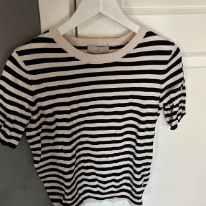 Randig kortärmad tröja från H&M - Tunn stickad tshirt från HM i nyskick 