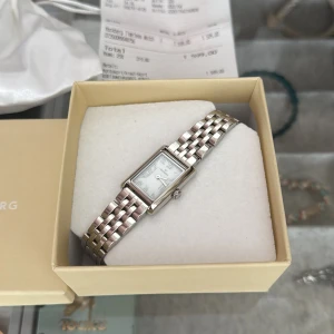 Mockberg klocka - Säljer den här fina mockberg klockan. Använd Max 2 gånger, så inga defekter. Har tagit av 2 länkar (ligger i påsen) ❤️‍🔥Kvitto, box och påse medföljer! Tryck gärna på köp nu eller kom med prisförslag. 