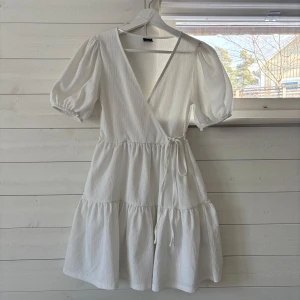 Vit sommarklänning💞☀️ - Säljer en söt vit omlottklänning🩷 Storlek : xs💞