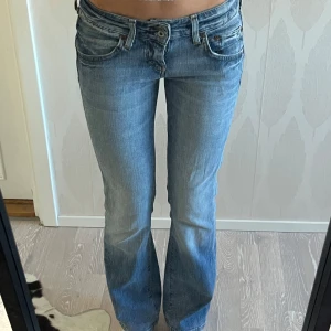 Lee jeans - Jätte fina jeans från Lee med två knappar. Är i superfint skick! De är i W27 L31 och måtten är: Innerben: 78 cm, midja rakt över: 38 cm Kom privat för fler mått eller frågor🥰
