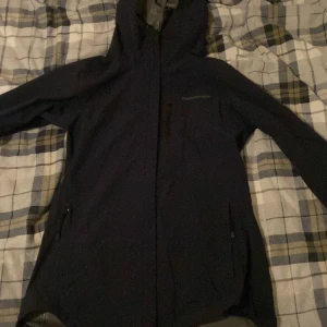 Svart vindjacka från peak performance  - En peak performance vind/regn jacka stl small i dam storlek. Typ helt ny.