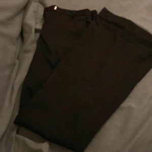 Låga kostymbyxor  - Jätte fina kostymbyxor. Low wasit och flare. Knappar där bakom och sitter jätte fint. Tyvärr är dom för korta och köptes runt 2000s. Unika.