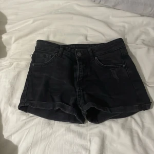 Svarta jeansshorts - Ett par svarta jeansshorts som har används några gånger men är som nya ❤️