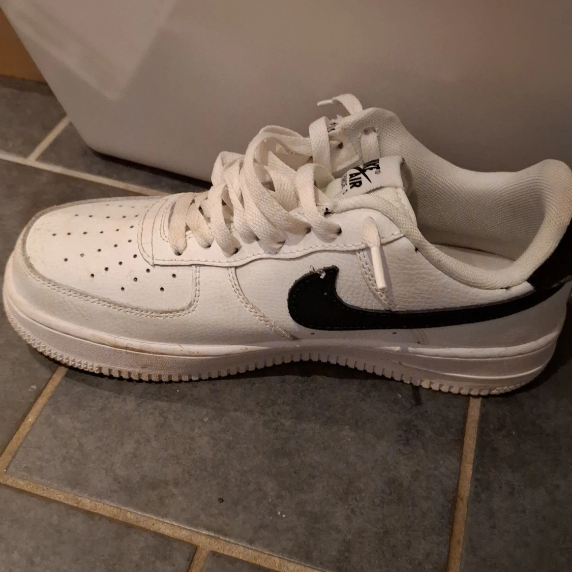 Nike Air Force 1 i vitt och svart - 1