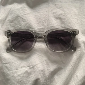 Transparenta solglasögon från Chimi - Snygga transparenta solglasögon från Chimi med en stilren design. Perfekta för att ge en modern touch till din look. Kommer med originalförpackning. Helt nytt skick andvänt runt 5-6 gånger. Oringal pris från chimi: 1099