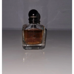 Swy (byte) - Säljer en elegant parfym i en fyrkantig glasflaska med en stilren svart kork. Flaskan har en klassisk design och innehåller en doft med en varm, bärnstensfärgad vätska. Perfekt för den som söker en tidlös och sofistikerad doft.