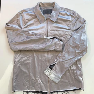 Our legacy workshop  - Our legacy workshop skjorta  De finns små *imperfections* på skjortan eftersom det är ett remake plagg från deras workshop 