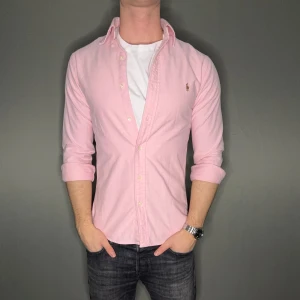 Ralph lauren skjorta - Hej säljer nu min fina Ralph Lauren skjorta i storlek S. Den är i nyskick och kommer vara otroligt snygg nu i vinter och framåt våren. Nypris cirka 1500kr! Vi kommer att sälja liknande produkter nu närmare våren så glöm inte följa profilen!🌊🍾