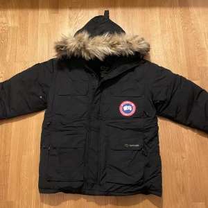 Canada Goose Jacka - Canada Goose Expedition Parka. En äldre modell av Expedition Parka, inte säker vilken årsmodell. Storlek Medium. Försöker bli av med den asap för plats utrymme, därav låg pris