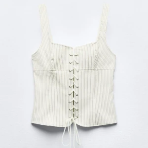 Korsettliknande topp - Supersnygg korsettliknande topp fråm Zara i storlek XL, men passar mig som är en M i överdelar! Helt ny med lapp kvar!😍