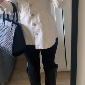 Beige jacka från Vero Moda - Snygg beige jacka från Vero Moda med knappar, det står XS på lappen men på lappen i tröjan står det M