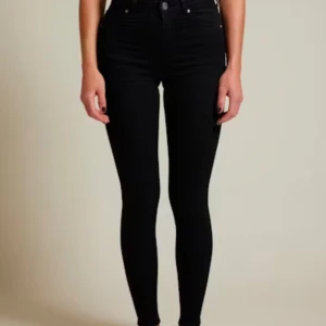 Svarta skinny jeans - Säljer nu mina snygga och favorit svarta skinny jeans med hög midja ifrån bikbok! De har blivit för små, så kommer där av ej till användning längre. Fint skick! 🥰🖤