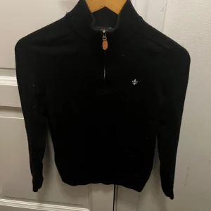 Svart halfzip av Morris - Jättefin och inga nackdelar alls förutom att den blivit krympt i tvätten. Egentligen en storlek M men skulle gissa på att det är en XS-S nu.