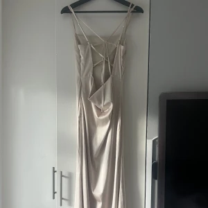 Balklänning - Säljer denna super fina balklänning, endast använd en gång. Köpt på Nelly för 1000kr i stl 36/S. Den är beige guldig💓kom privat för fler frågor 
