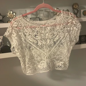 Vit spets topp - Vit top o spets. Finns ingen lapp så vet inte vilken storlek de är men sitter bra på mig som bär S. 