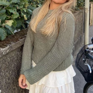 Grön stickad tröja - Säljer denna stickade tröja då den inte kommer till användning, använd ett fåtal gånger så skicket är väldigt bra, tror jag köpt den från hm för några år sedan men inte helt säker 