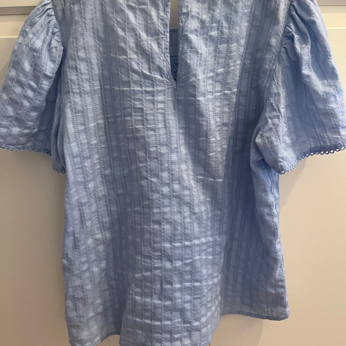 Ljusblå blus med spetsdetaljer - 2