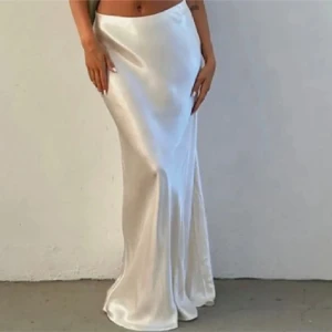 Vit långkjol från Gina Tricot - Elegant vit långkjol från Gina Tricot i satinmaterial. 💘🫶🏻