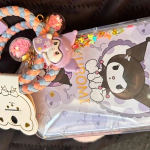 Söt borste med Kuromi-motiv! - Söt lila borste med konfetti och Kuromi-motiv. Mått: 20 cm. Ny! 