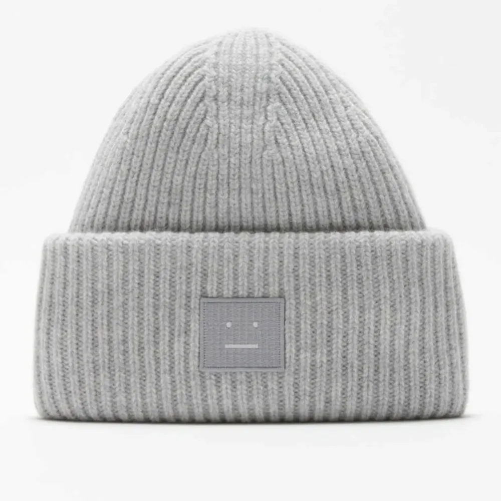 Snygg grå ribbad mössa från Acne Studios. Sparsamt använd då jag har en annan jag använder mer. Inga tecken på användning, nyskick! Nypris 1700 kr. Säljer för 900kr.. Asusteet.