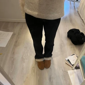 Svarta byxor - Snygga svarta byxor med en rak passform. Perfekta för en stilren look. De är bekväma och passar bra till olika tillfällen.