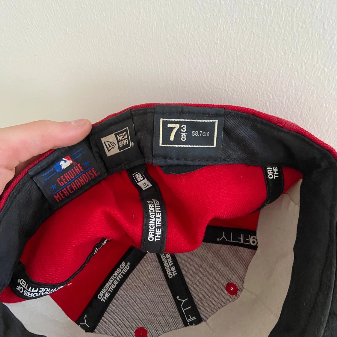 Röd keps med broderad text - 4