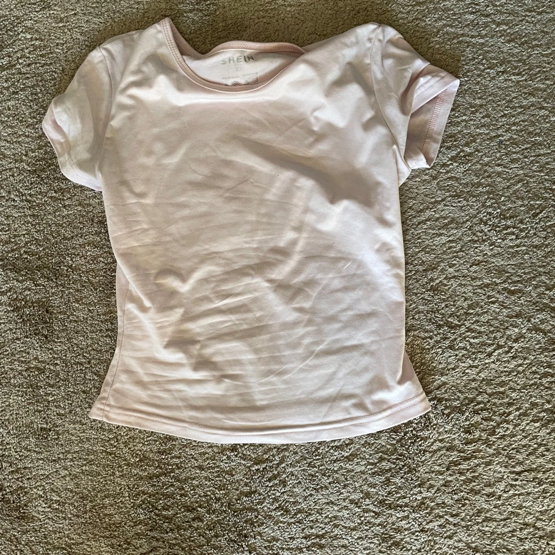 Ljusrosa t-shirt från SHEIN - 1