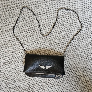 Zadig & Voltaire handväska i nyskick  - Helt ny Zadig och Voltaire väska inga tecken på användning. | Säljer pågrund av att jag inte använder den. | Extra kedja ingår. | Nypris: 4200 kr | Mitt Pris: 2599 kr | Skriv om ni har minsta fundering.