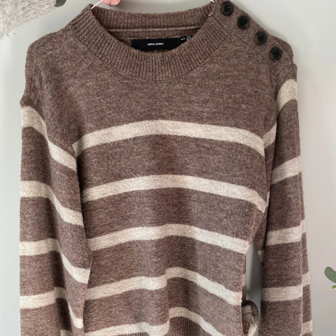 Brunrandig tröja från Vero Moda