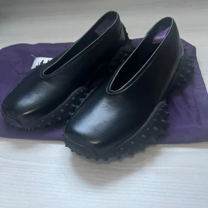 EYTYS skor - Eytys skor som jag inte minns modell namnet på, helt oanvända! Snygga svarta skor med en unik och texturerad sula som ger ett modernt intryck. Har legat i garderoben bara utan använding, sjukt bra kvalitet. 