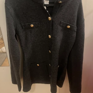 Kofta med guldknappar - Kofta med guldknappar  använd en gång slutsåld på hemsidan