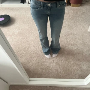 Low waist true religion jeans  - Säljer nu mina as snygga lågmidjade true religion jeans i ljusblå. Längst ned vid kanten är det lite slitet (se på sista bilden) men det märks knappt och annars är dem i jätte bra skick! 🤩 St 27, jag är 165 och har sytt upp jeansen (hos en skräddare för 250kr)😊(slutsålda i st 27 på Nelly där den är köpta) ❤️Ordinarepris: 1 299 kr + 250 uppsyning 