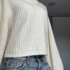 Vit stickad tröja - Säljer en mysig vit stickad tröja med långärmad design. Perfekt för kyligare dagar 🤍🤍