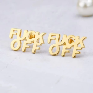 Guldörhängen med text - Snygga och kaxiga örhängen i guld med texten 'FUCK OFF'. Perfekta för att uttrycka din personlighet och stil. De är små och diskreta men ändå ett statement.