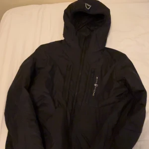 Sail Racing Jacka - Sail racing jacka i storlek S herr. Använd under en vinter. Funkar bra som både vinterjacka och vår/höstjacka. Bättre pris vid snabb affär. Nypris 2000 kr