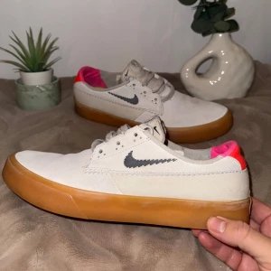 Nike SB Shane T Summit Bright Crimson - Nike SB Shane T Summit Bright Crimson Size: 40.5 Condition: Very good  All defects are Always shown in the pictures if there are any!! Questions? Feel free to ask!  Checkout my account for more shoes, you might find a gem you size‼️