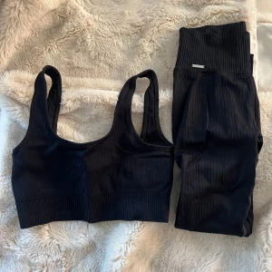 Ribbat träningsset aim’n - Ett ribbat svart träningsset från aim’n med topp och långa tights. Storlek S! Knappt använd så väldigt bra skick. Säljer för 350kr🖤✨