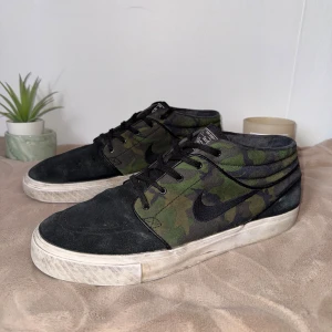 Nike SB Zoom Mid x Stefan Janoski - Nike SB Zoom Mid x Stefan Janoski  Size: 44 Condition: Very good  All defects are Always shown in the pictures if there are any!! Questions? Feel free to ask!  Checkout my account for more shoes, you might find a gem you size‼️