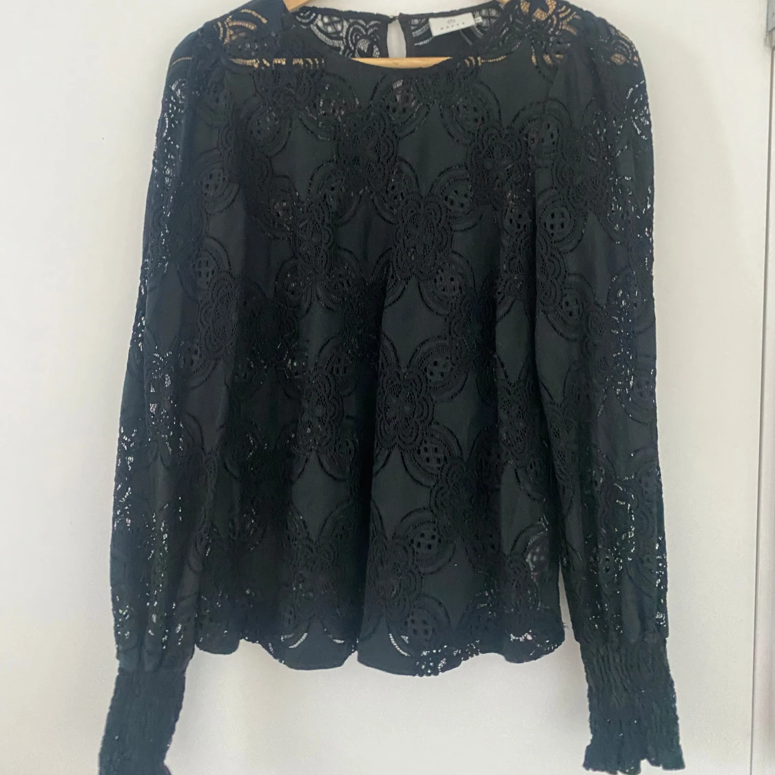 Svart spetsblus från Kaffe