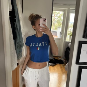 Italia baby tee - En baby tee från din vintage shop. Perfekt till en härlig sommar känsla 