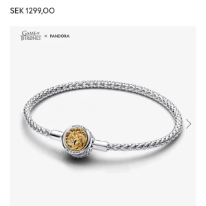 Game of Thrones armband från Pandora - Säljer detta helt unika armband från Game of Thrones x Pandora-kollektionen. Tillverkat i sterlingsilver med ett lås dekorerat med Game of Thrones-symboler. Ena sidan finns Targaryenfamiljens draksigil i 14 karat guldplätering med 'FIRE & BLOOD'.  Tyvärr så köpte jag detta i fel storlek till min Sambo i årspresent och är för sent ute för retur. Armbandet är HELT OANVÄNT, alla lappa finns kvar, det är aldrig buret, utan har legat säkert i sin box. Original pris: 1299+frakt, säljer för 1099+frakt.