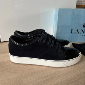 Navy Lanvin DBB1   - Säljer nu dessa navy lanvin i nyskick|Skick 10/10|Allt og medföljer| UK9=storlek43-44|Inga tecken på användning|hör av er vid frågor! |mitt pris 2999 ,nypris 5099! Pris ej hugget i sten. Skickas samma dag vid köp.  Köpta från lyxcloset         Mvh elji