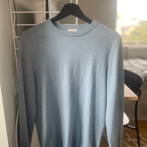 Merinotröja från John Henric - Säljer nu en riktigt stilren merinoull tröja från John Henric. Det är 100% merinoull och storleken är small. Perfekt nu till våren och sommaren! Inga fläckar eller skador. Skriv privat för fler frågor!