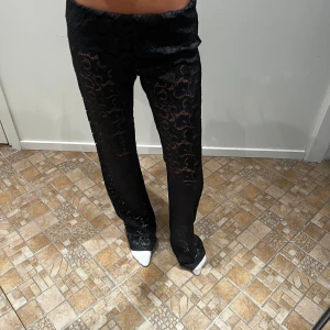 Svarta spetsbyxor - Spetsbyxor från Calzedonia som inte säljs längre. Säljer dem då de inte kommer till användning, endast använda en gång! Storlek M men passar mig som vanligtvis har XS. Pris kan diskuteras, nypris var ca 500kr. Skriv om du har frågor!💘💘