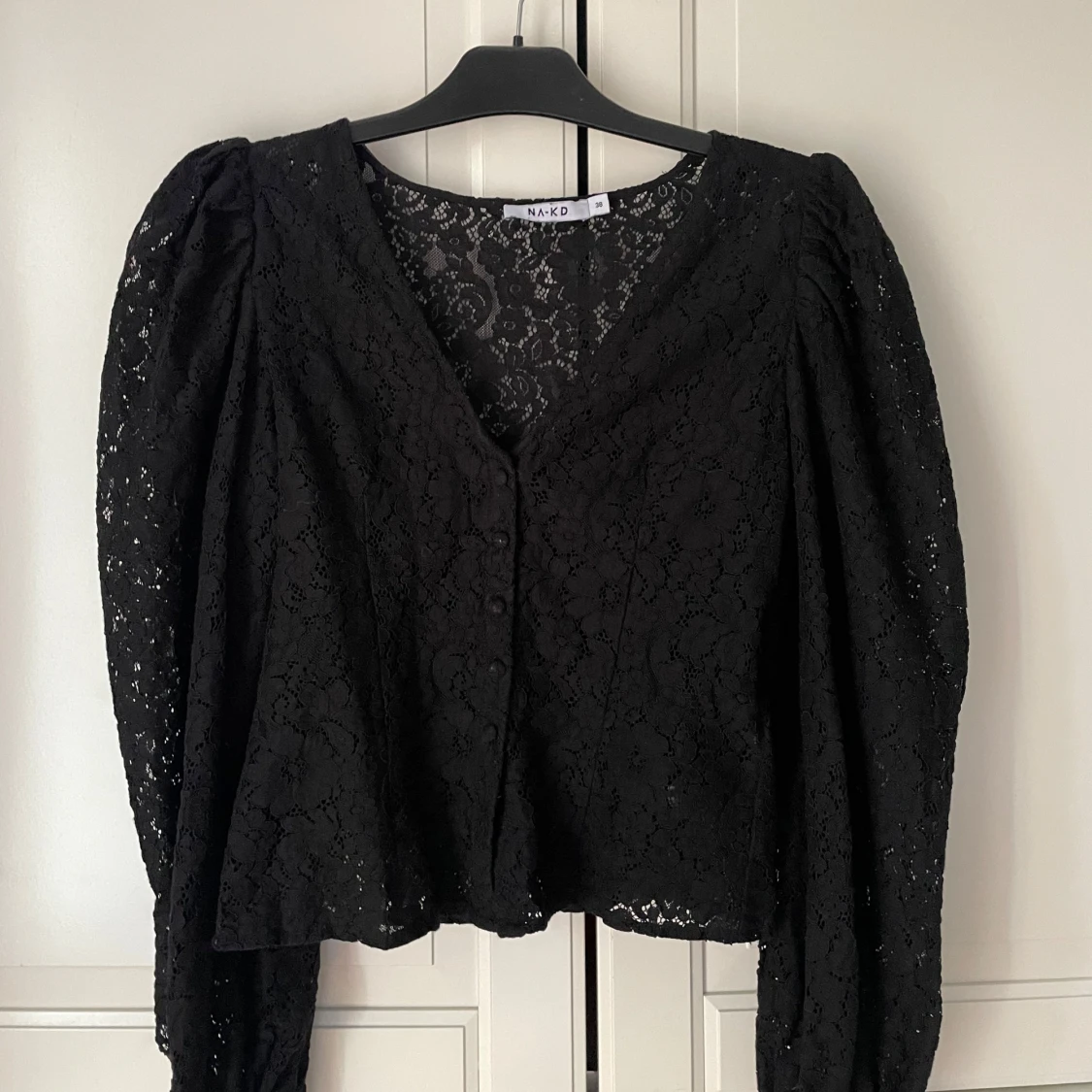 Svart spetsblus från NA-KD