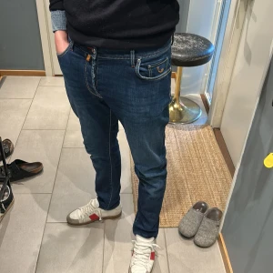 Jacob cohen jeans - Säljer dessa schyssta J.C jeans!  Storlek 33. Har sytt in dem lite i midjan, men de är ganska mycket stretch så passar dem flesta!  